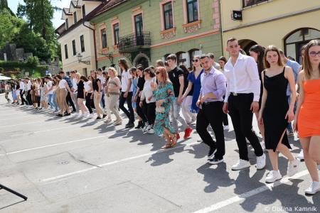 Kamnik danes v znamenju maturantske četvorke, v kateri je zaplesalo preko 200 maturantk in maturantov (113)